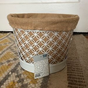 Decorative Wire Basket with Burlap Liner